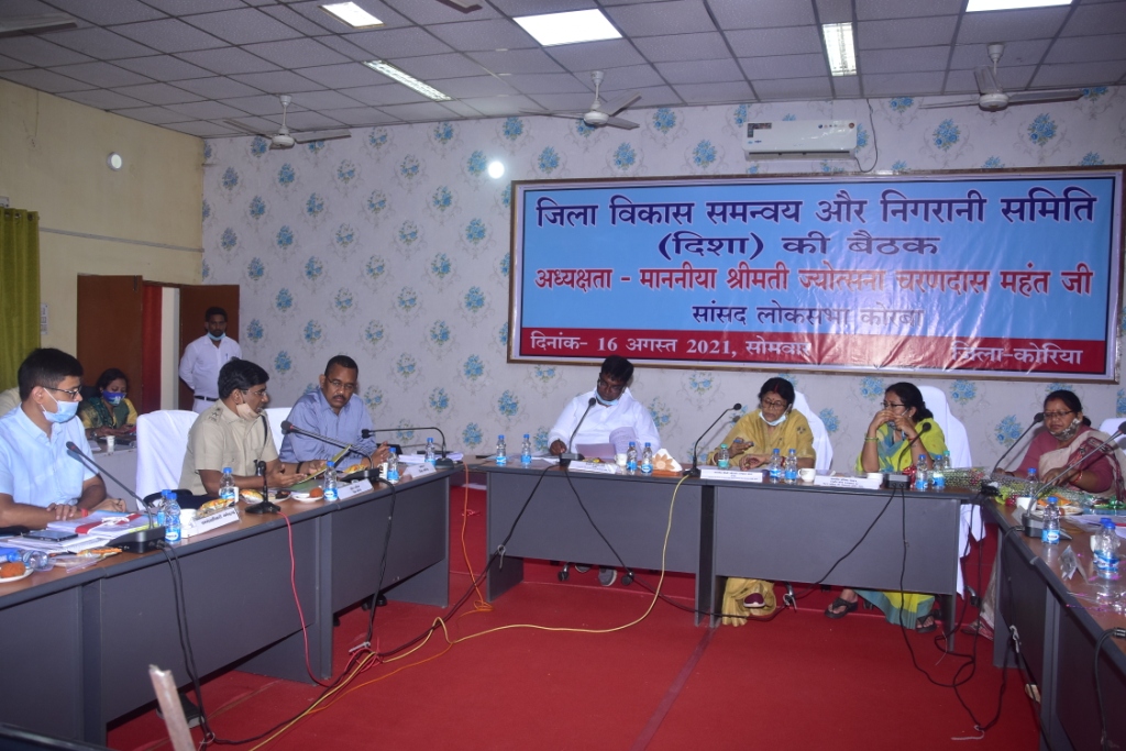 जनता के साथ सहृदयता से पेश आयें, पर सड़क सुरक्षा नियमों का उल्लंघन करने वालों को ना बख्शें - सांसद श्रीमती महंत