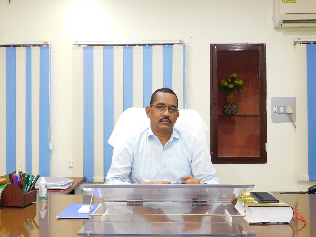 कलेक्टर धावड़े के औचक  निरीक्षण में अनुपस्थित पाए गए 38 कर्मचारियों को कारण बताओ नोटिस जारी