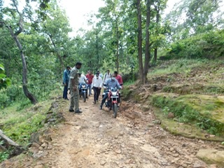 दुर्गम रास्तों पर 25 किलोमीटर बाइक चलाकर ग्राम आनंदपुर और गोयनी पहुंचे कलेक्टर प्रशासनिक व्यवस्था के सुदृढ़ीकरण के लिए दूरस्थ ग्राम पंचायतों तक पहुंचा जिला प्रशासन वनांचल सोनहत के आधा दर्जन गांवों में कलेक्टर व सीईओ ने किया औचक निरीक्षण