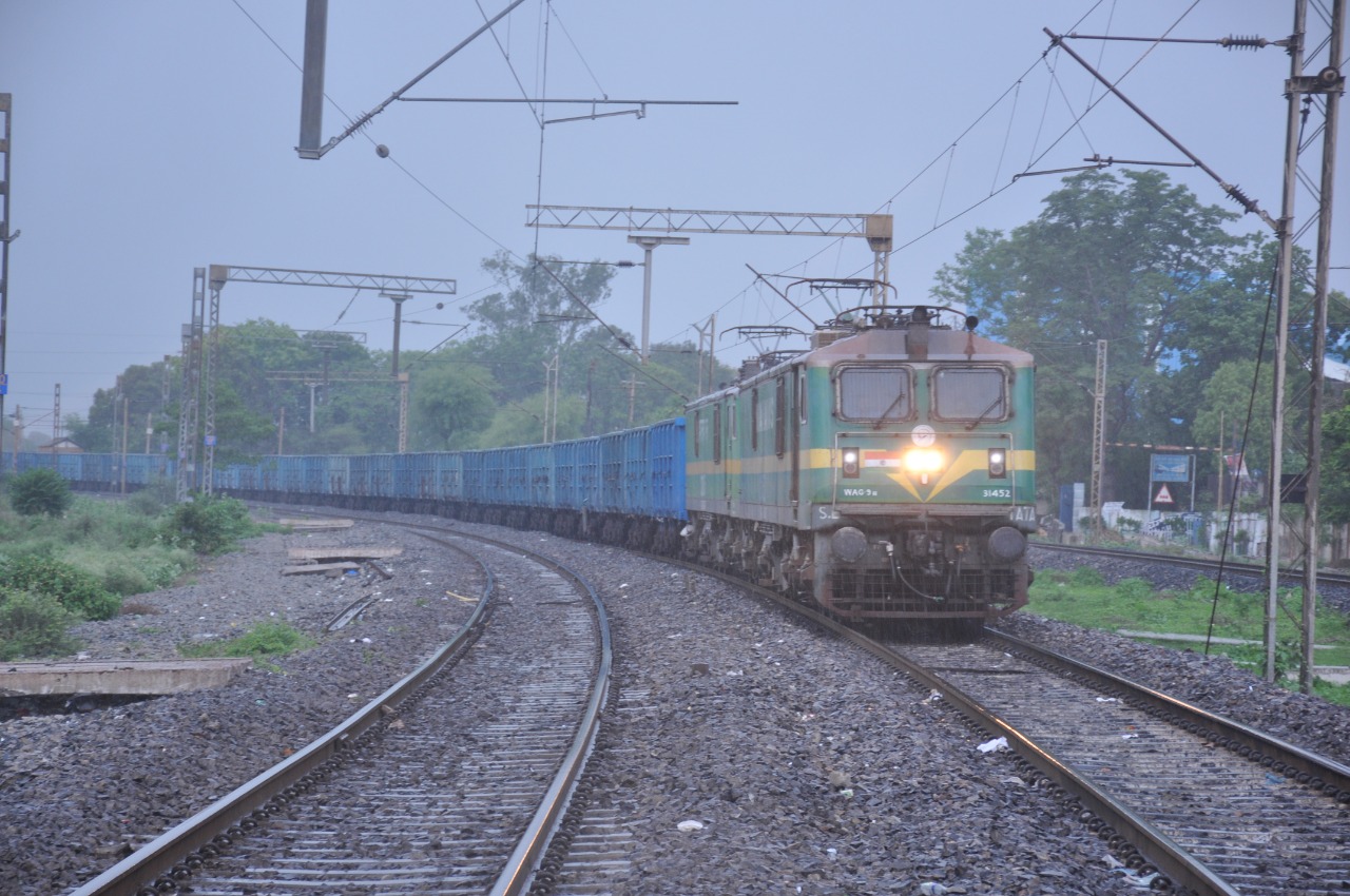 भारतीय रेलवे ने माल ढुलाई से 10,866.20 करोड़ रुपये राजस्व अर्जित किया, जो अगस्त 2020 (9,043.44 करोड़ रुपये) की तुलना में 20.16 प्रतिशत अधिक है&rdquo;