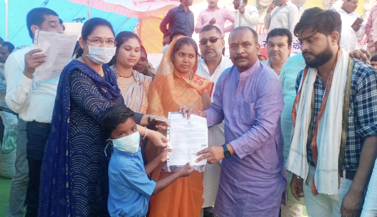 सविप्रा उपाध्यक्ष एवं विधायक कमरो ने हितग्राहियों को बांटे जाति प्रमाण पत्र और वन अधिकार ऋण पुस्तिका जिला प्रशासन की पहल पर आयोजित किये जा रहे हैं शिविर