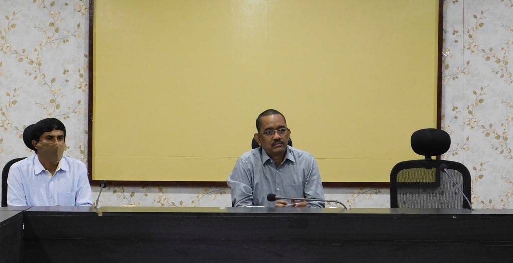 लोकहित में राजस्व प्रकरणों का समय सीमा में निराकरण करें - कलेक्टर धावड़े  कलेक्टर की अध्यक्षता में राजस्व अधिकारियों की बैठक संपन्न