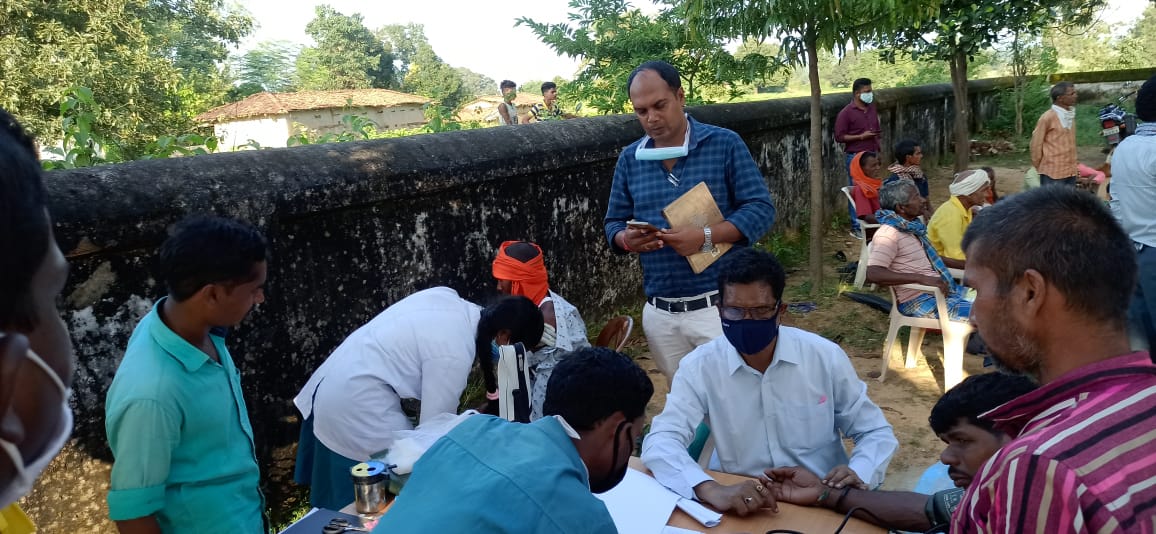 कोविड टीकाकरण महाभियान का दूसरा दिन, कलेक्टर  धावड़े पहुंचे खड़गवां के सड़कपारा, गणेशपुर, पटमा&rsquo;