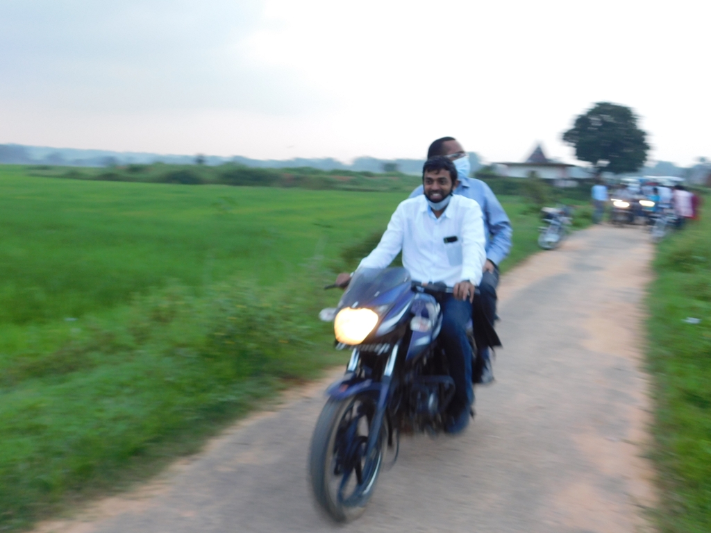 टीकाकरण महाभियान के पहले ही दिन लगे 11 हज़ार सुरक्षा के टीके&rsquo; &rsquo;कलेक्टर धावड़े कर रहे सभी विकासखण्डों का सघन दौरा, बाइक से पहुंचे सोनहत के भैंसवार गांव,
