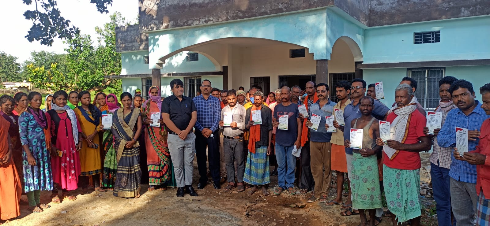 कोविड टीकाकरण अभियान का तीसरा दिन,कलेक्टर  धावड़े पहुंचे बैकुंठपुर के ग्राम मुड़झरिया, वैक्सीनेशन के लिए आये लोगों से बातकर अन्य साथियों को जागरूक करने की अपील की