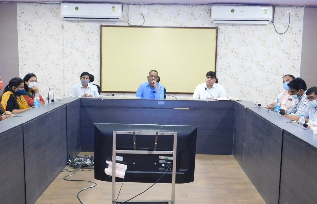 कलेक्टर धावड़े ने नगरीय निकायों की समीक्षा बैठक में करों की कड़ाई से वसूली और प्लास्टिक वेस्ट मैनेजमेंट में ठोस कार्यवाही के दिए निर्देश