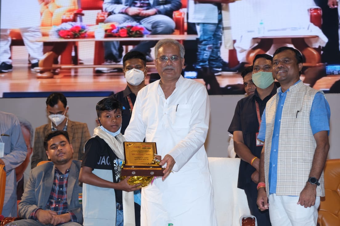 मुख्यमंत्री  भूपेश बघेल पंडित दीनदयाल उपाध्याय ऑडिटोरियम में राजीव युवा मितान क्लब द्वारा आयोजित युवा सम्मेलन में शामिल हुए