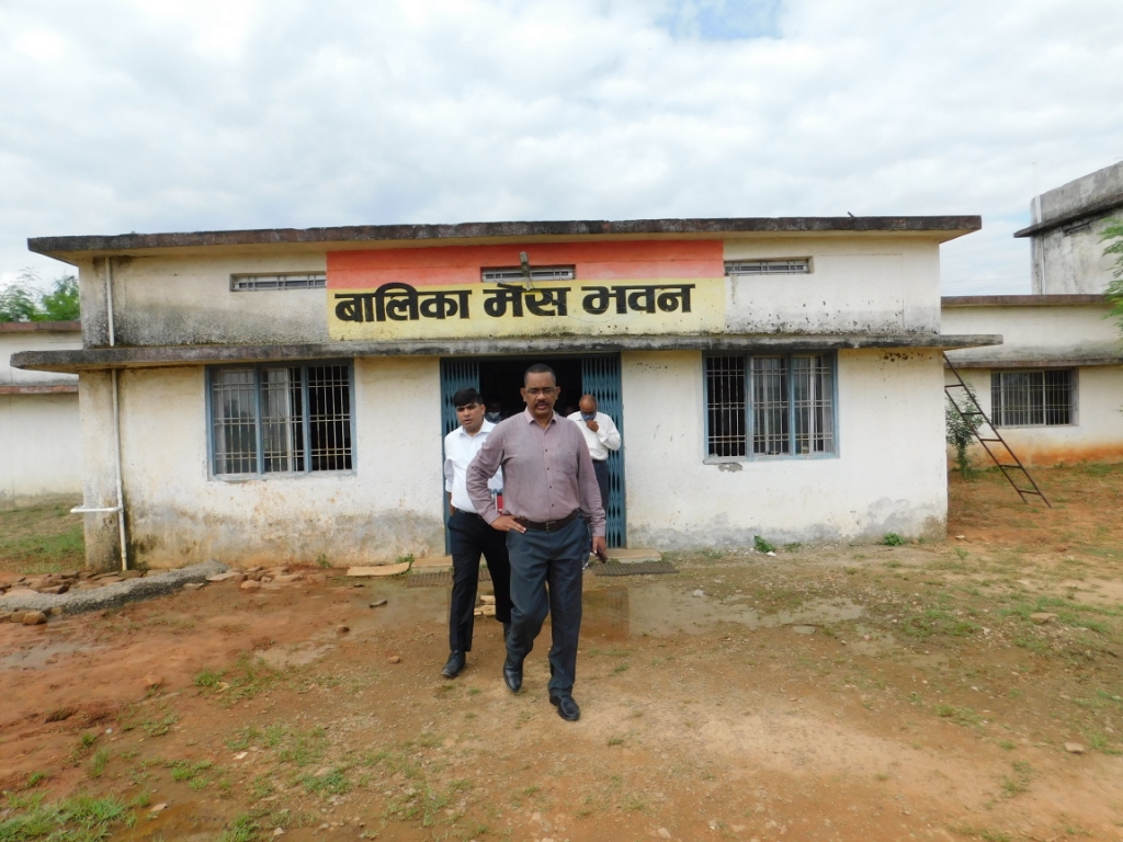 कलेक्टर  धावड़े पहुंचे एकलव्य स्कूल खड़गवां के औचक निरीक्षण पर, शिक्षकों की गैरहाजिरी, अधोसंरचना में खामियों पर जमकर लगाई फटकार, कहा - बच्चों की बेहतर शिक्षा के लिए हर सुविधा सुनिश्चित की जायेगी