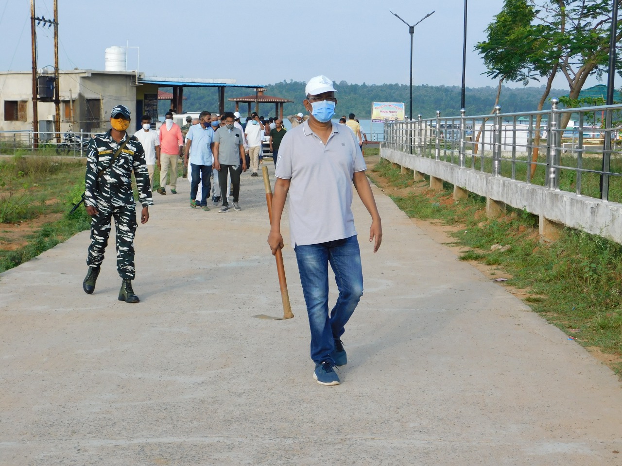 02 अक्टूबर राष्ट्रपिता महात्मा गांधी जयंती कलेक्टर धावड़े ने दुहराई महात्मा गांधी की शिक्षा , जिला स्तरीय अधिकारियों-कर्मचारियों ने किया स्वच्छता श्रमदान