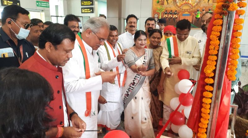 मुख्यमंत्री भूपेश बघेल ने  मां दन्तेश्वरी एयरपोर्ट में लगेज कन्वेयर बेल्ट का  किया शुभारंभ