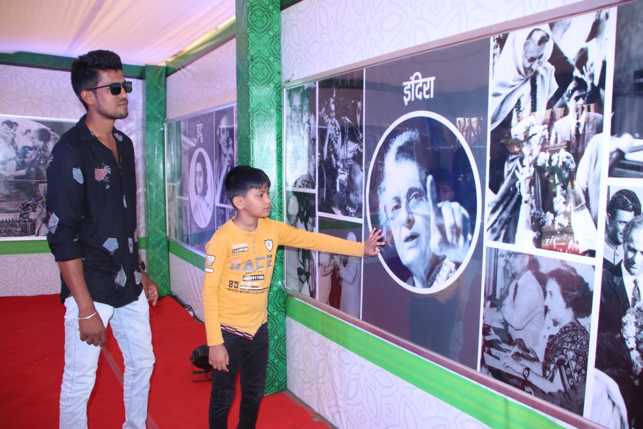 भारत रत्न श्रीमती इंदिरा प्रियदर्शिनी गांधी के व्यक्तित्व और कृतित्व पर आधारित लगी फ़ोटो प्रदर्शनी