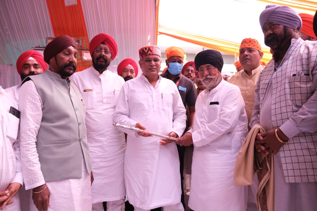  मुख्यमंत्री भूपेश बघेल आज राजधानी रायपुर स्थित खालसा स्कूल में गुरुनानक जयंती के अवसर पर आयोजित प्रकाश पर्व में शामिल हुए