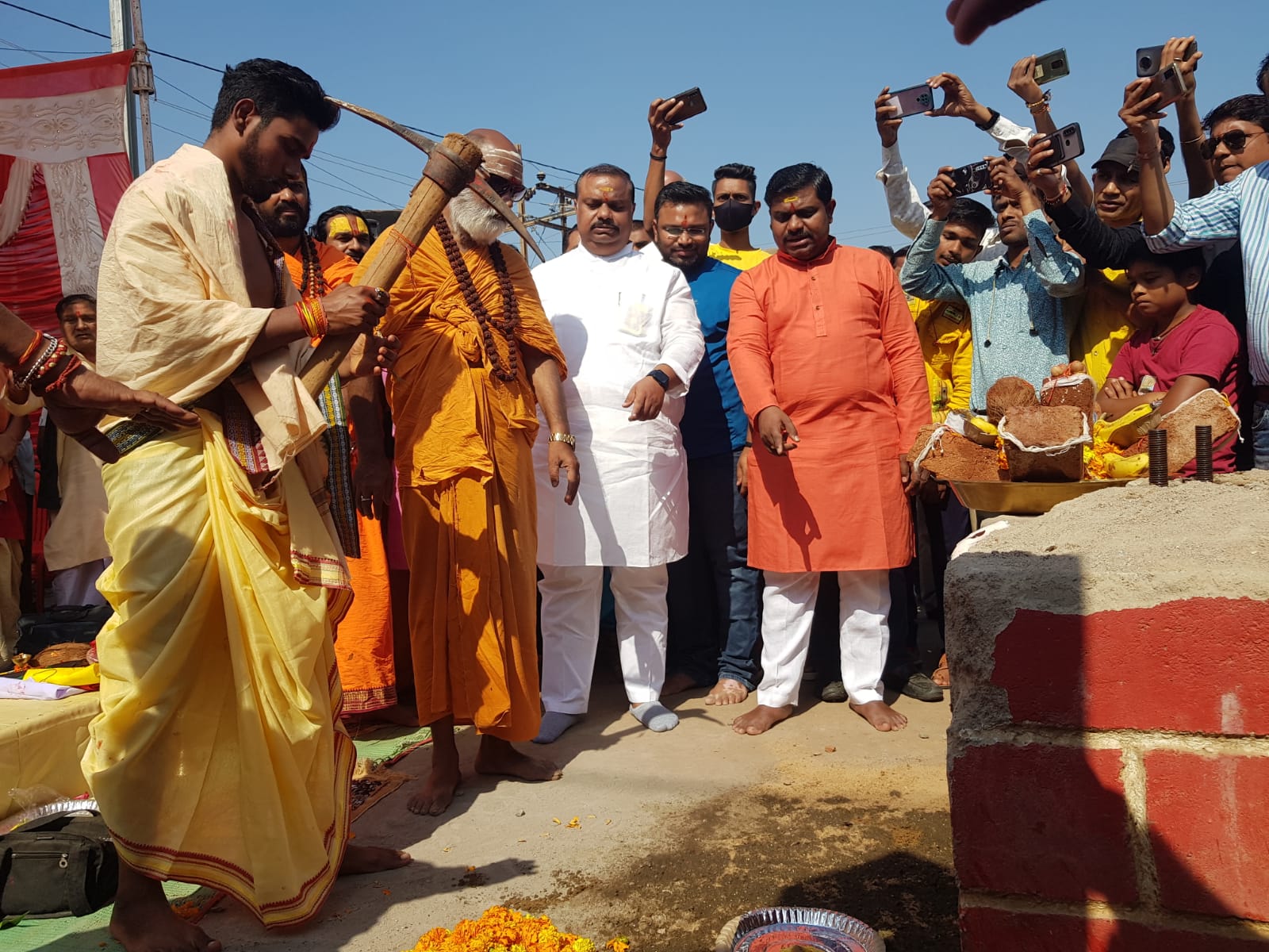 संतगण और दुर्गेश देवांगन द्वारा किया गया 108 फीट के स्तंभ का भूमिपूजन