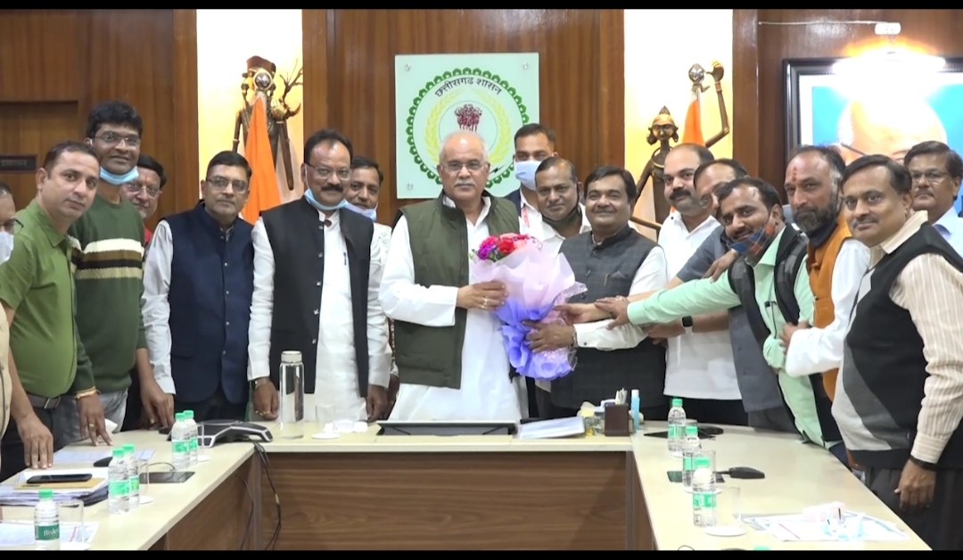  मुख्यमंत्री भूपेश बघेल  छत्तीसगढ़ प्रदेश राइस मिलर्स एसोसिएशन के पदाधिकारियों और खाद्य विभाग  के अधिकारियों की ले रहे बैठक