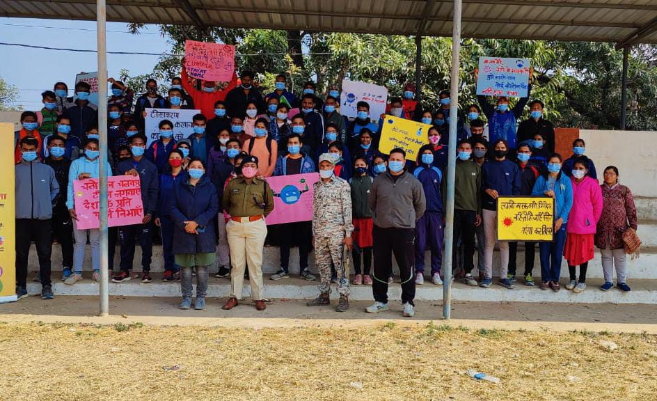 कोविड 19 से बचाव के संबंध में जागरूक करने चार्ट पेपर स्लोगन राइटिंग प्रतियोगिता का आयोजन, मानव श्रृंखला भी बनायी गयी