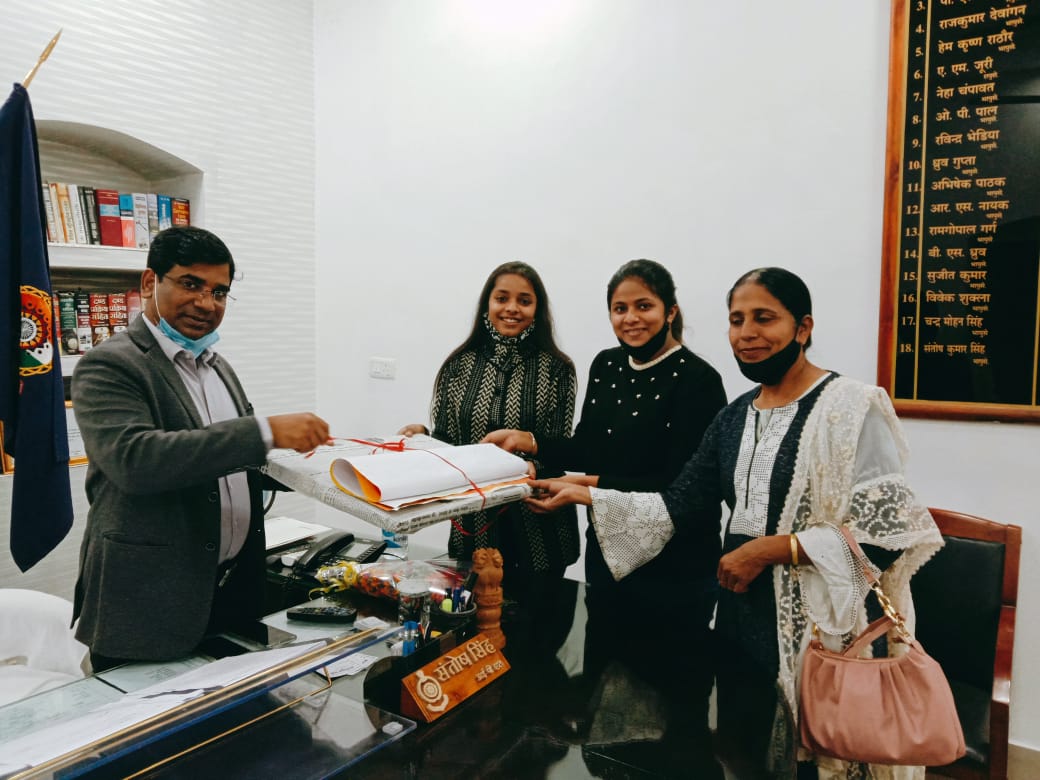 निज़ात पर बनाई अपनी पेंटिग को जसमीत ने किया एसपी को भेंट