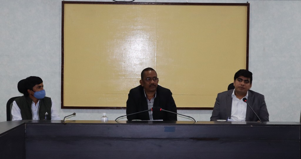 जनसेवा की भावना के साथ करें काम, बेहतर स्वास्थ्य सुविधा लोगों तक पहुंचाना जिला प्रशासन की प्राथमिकता - कलेक्टर धावड़े