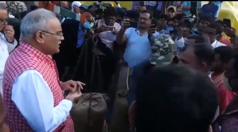 मुख्यमंत्री बघेल अचानक पहुंचे धान खरीदी केन्द्रों में: व्यवस्था का लिया जायजा   