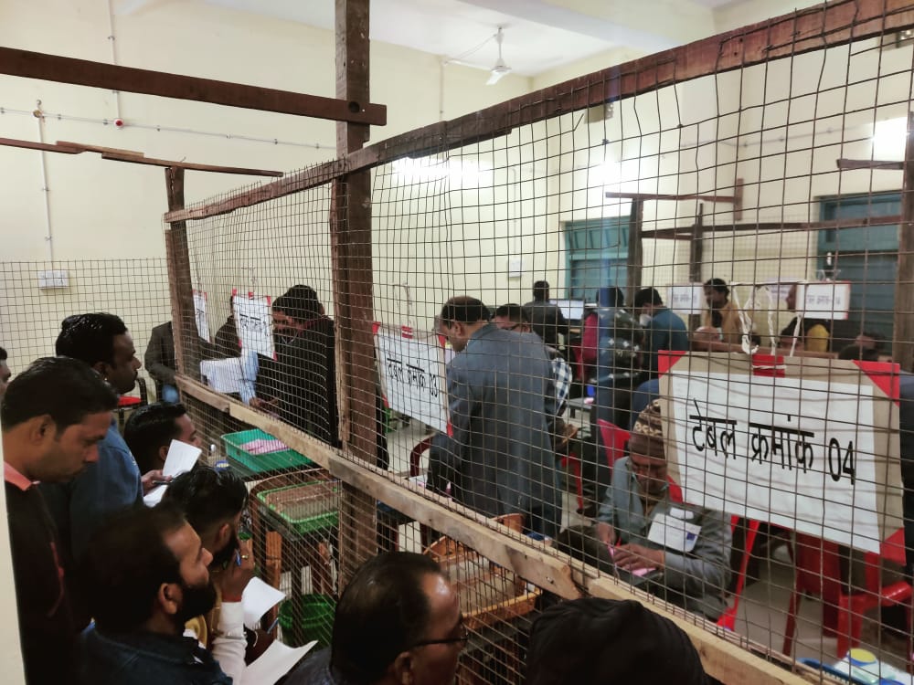 बीरगांव नगर निगम के स्ट्रॉन्ग रूम से मतपेटियां निकाली गई...