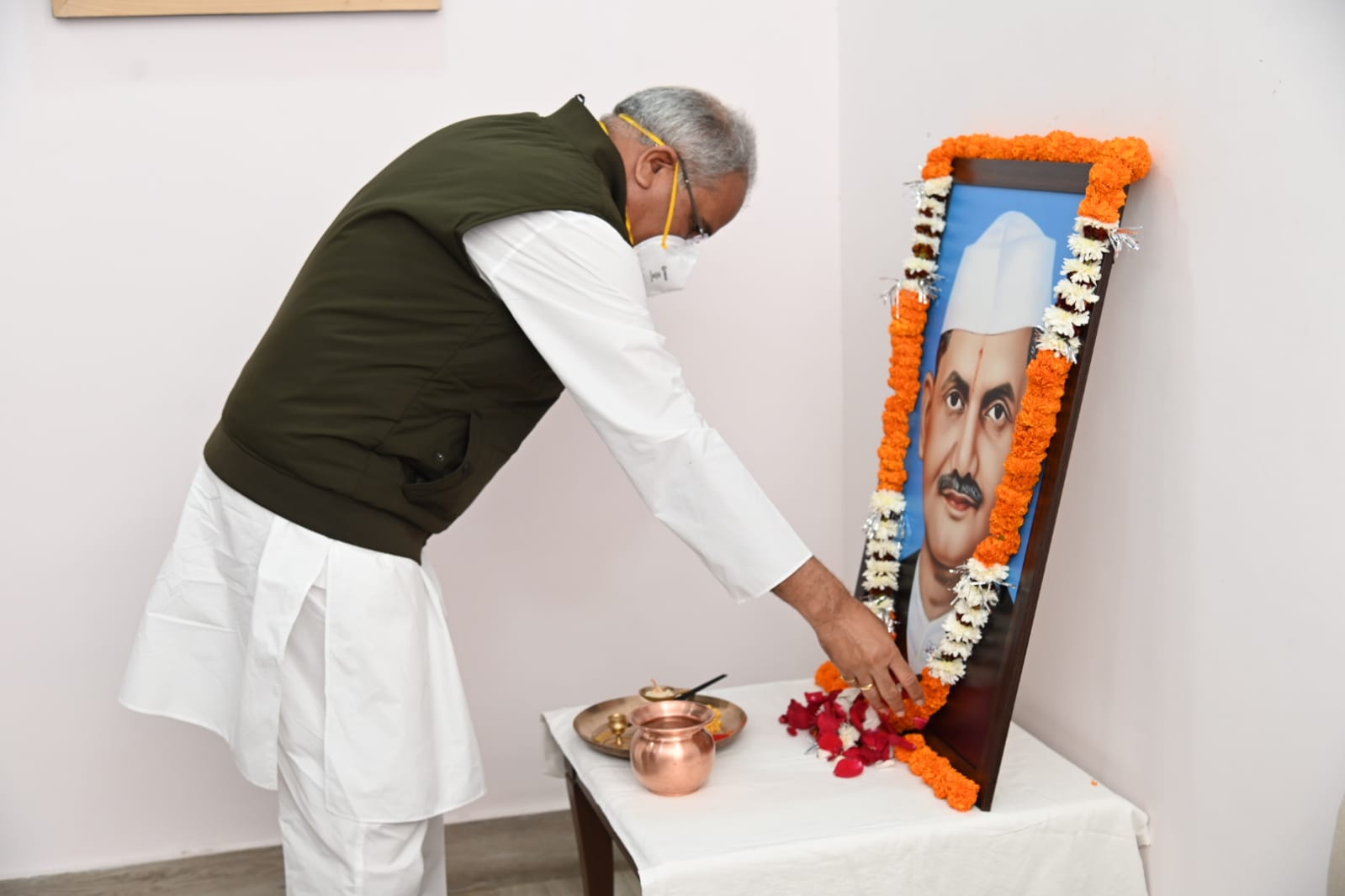 मुख्यमंत्री  बघेल ने पूर्व प्रधानमंत्री श्री लाल बहादुर शास्त्री की पुण्यतिथि पर उन्हें नमन किया