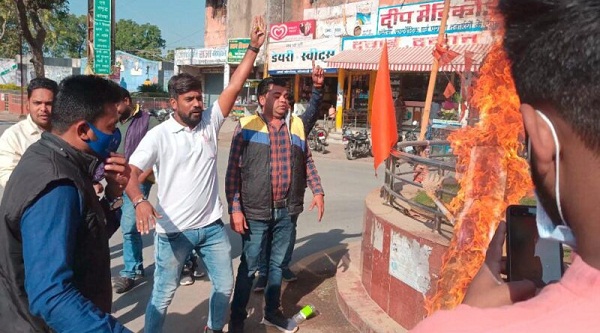 मुख्यमंत्री भूपेश बघेल पर FIR के विरोध में युवा कांग्रेस ने योगी आदित्यनाथ का पुतला दहन किया