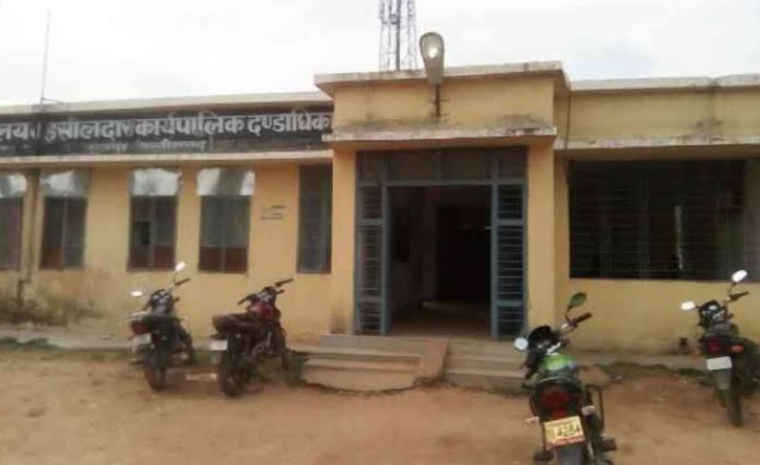 सूरजपुर: धान खरीदी का बहाना और करोना का बहाना बनाकर नदारद हैं पटवारी...राजस्व निरीक्षक को ढूंढ़ रहे ग्रामीण आप जनता में भारी आक्रोश...