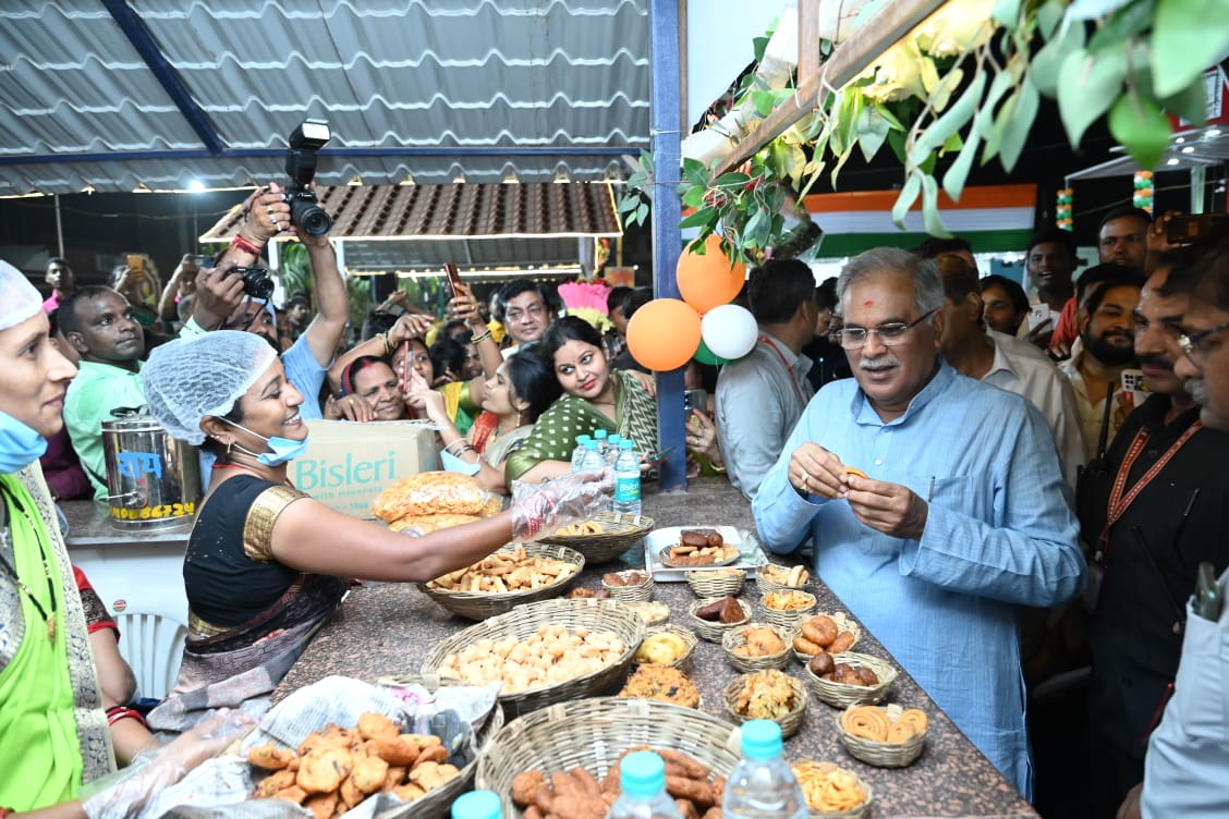 भिलाई में खुले सी-मार्ट के पहले ग्राहक बने मुख्यमंत्री भूपेश बघेल...