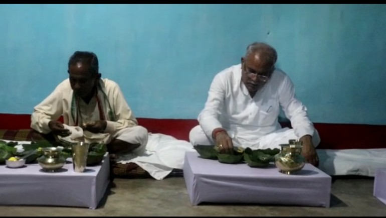 मुख्यमंत्री  भूपेश बघेल ने घरघोड़ा निवासी चमरु पैकरा के घर बड़ी ही सादगी के साथ लिया भोजन का स्वाद क्षेत्रीय करेला भाजी और मुनगा भाजी का लिया आनंद