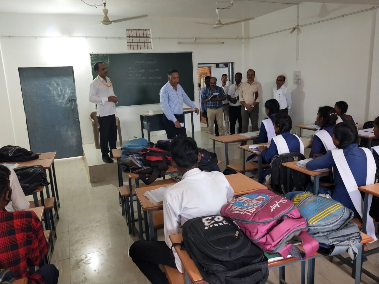 कलेक्टर ध्रुव ने किया विकासखंड मनेन्द्रगढ़ का दौरा...मुख्यमंत्री सुपोषण अभियान का बेहतर क्रियान्वयन सुनिश्चित करें - कलेक्टर...