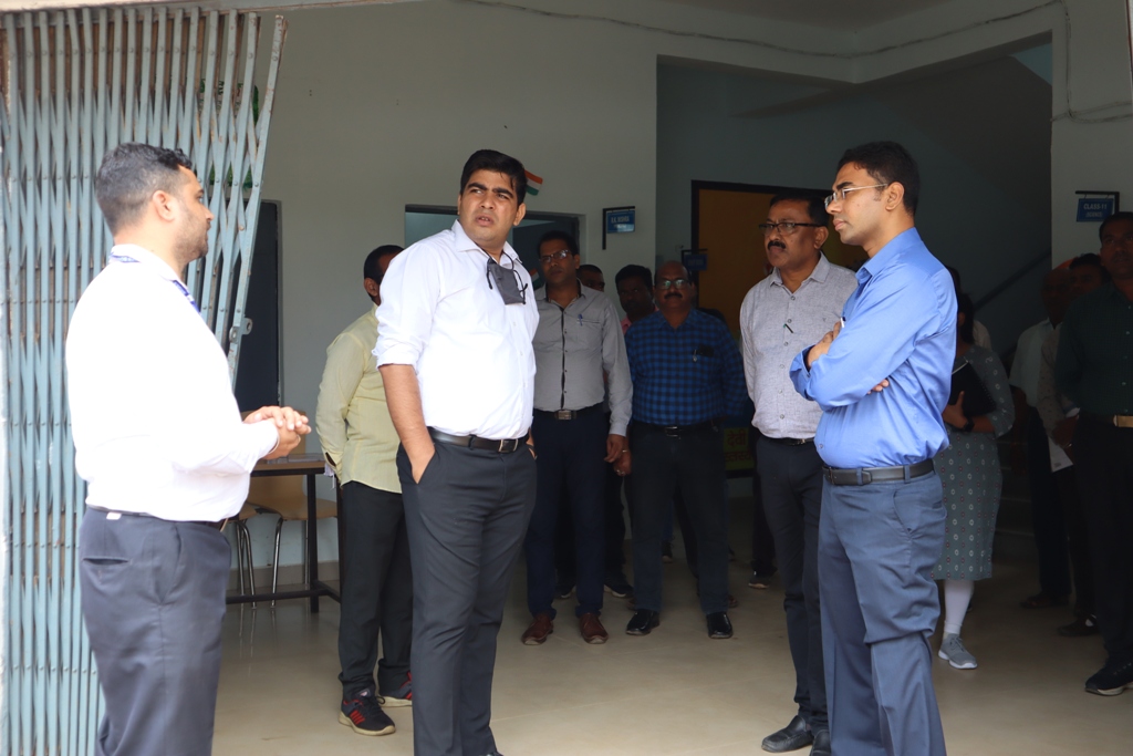 कलेक्टर ने किया स्वामी आत्मानंद स्कूल सोनहत का निरीक्षण...शासन की मंशानुरूप स्कूल का सुव्यवस्थित संचालन सुनिश्चित करें - कलेक्टर...