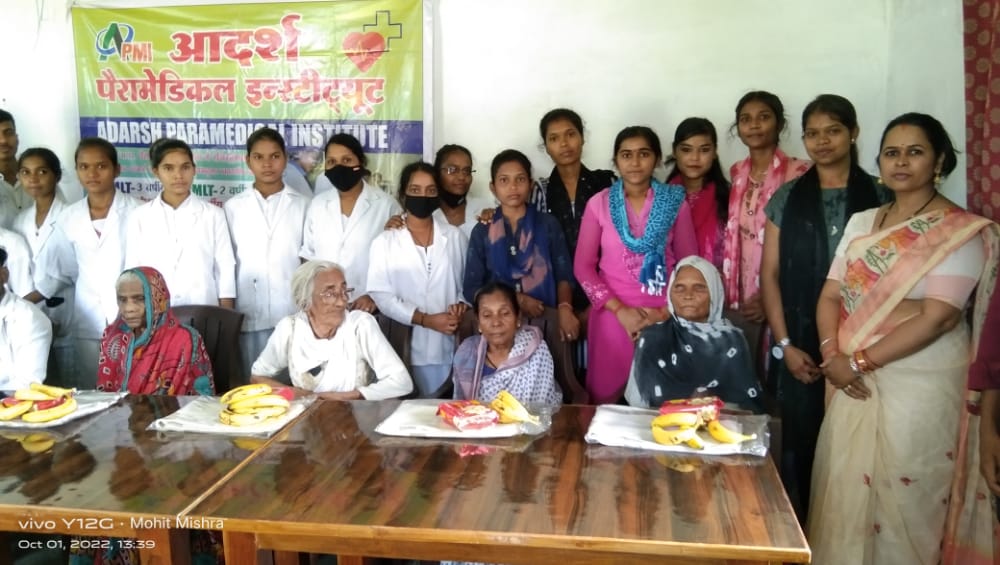 अंतर्राष्ट्रीय वृद्धजन दिवस पर हुआ आयोजन। आदर्श पैरामेडिकल की टीम ने बुजुर्गों का किया सम्मान। बांटे फल, मिठाई और शाल। हुई स्वास्थ्य की जांच