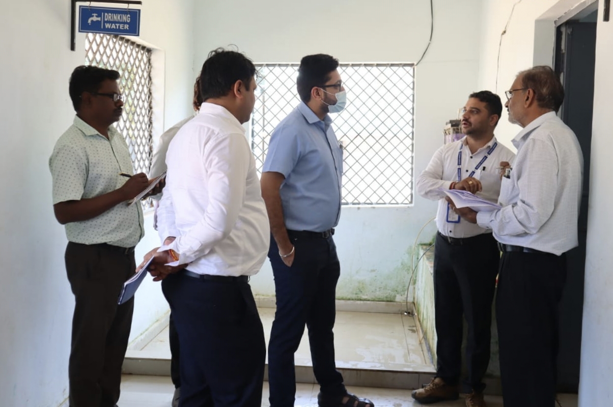 कलेक्टर लंगेह का पहला दौरा, पहुंचे स्वामी आत्मानंद स्कूल सोनहत के निरीक्षण पर