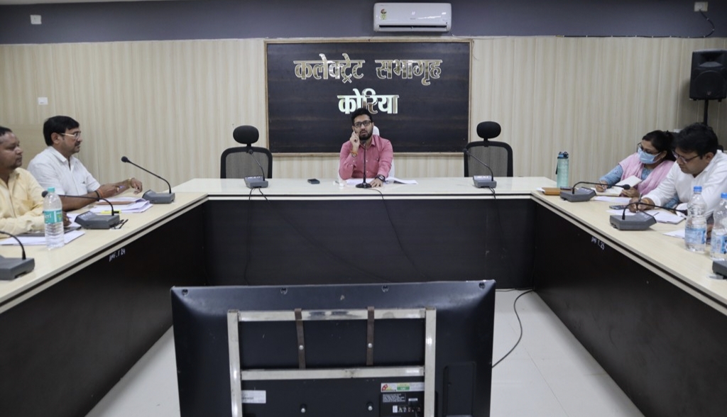 धान खरीदी की तैयारियों पर कलेक्टर ने समिति प्रबंधकों की ली बैठक....कटगोड़ी और जामपारा खरीदी केन्द्रों में स्वयं पहुंचकर लिया जायजा...