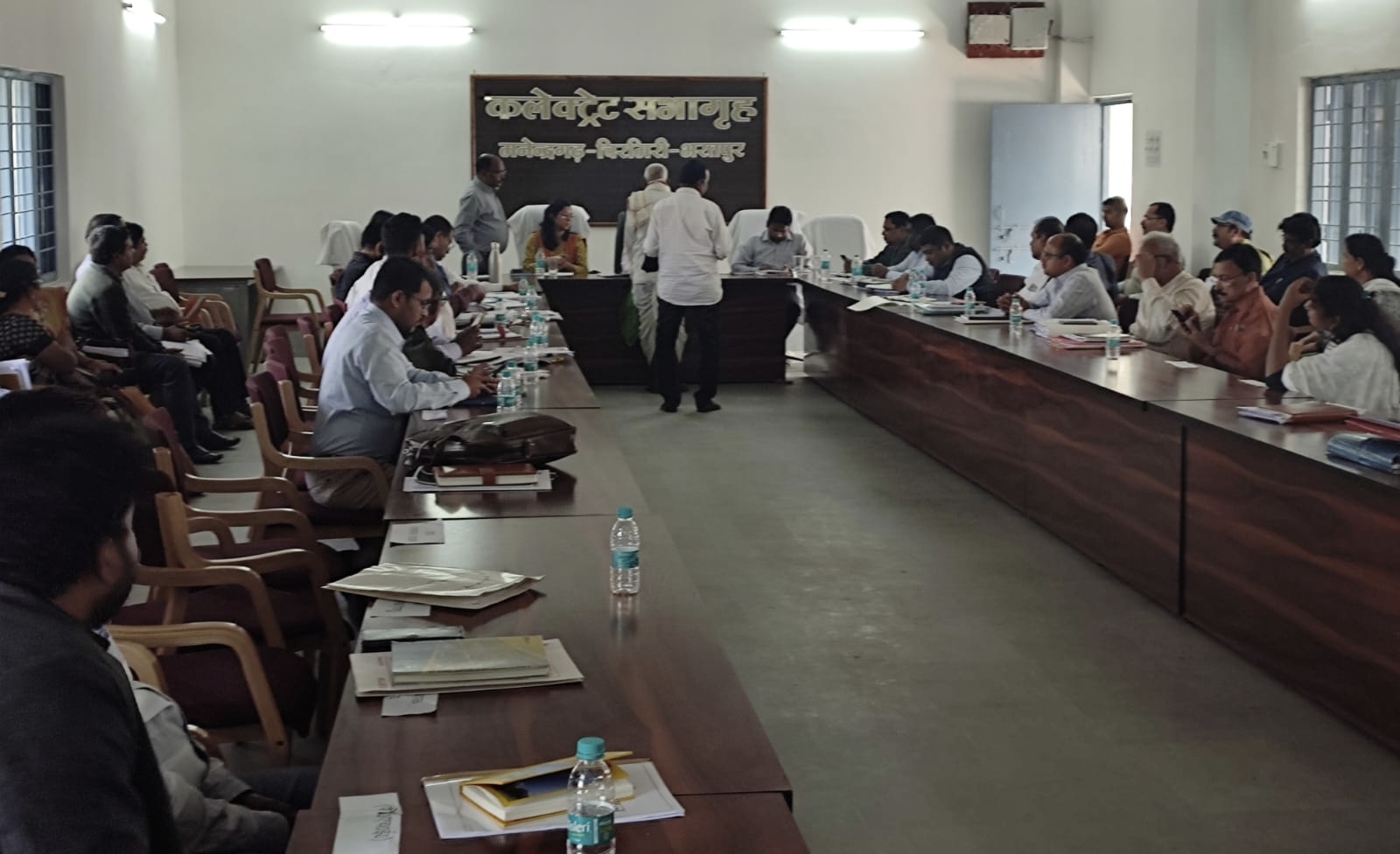 साप्ताहिक समयसीमा की बैठक सम्पन्न&rsquo; &rsquo;जिलास्तरीय अधिकारी धान खरीदी केन्द्रों में जाकर करें निरीक्षण, किसानों की सुविधा हेतु सभी आवश्यक व्यवस्थाओं का रखें ध्यान -कलेक्टर&rsquo;