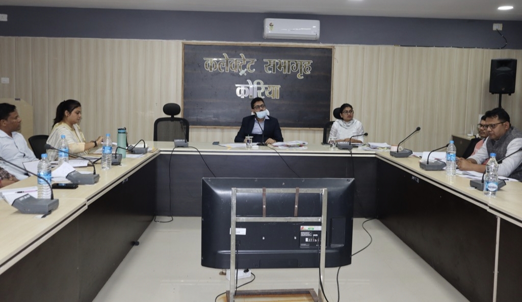 अविवादित नामांतरण, बंटवारा का कोई प्रकरण समयसीमा से बाहर ना हो, अधीनस्थ कर्मचारियों को निर्देशित करें और लापरवाहों पर कार्रवाई भी सुनिश्चित हो - कलेक्टर&rsquo;