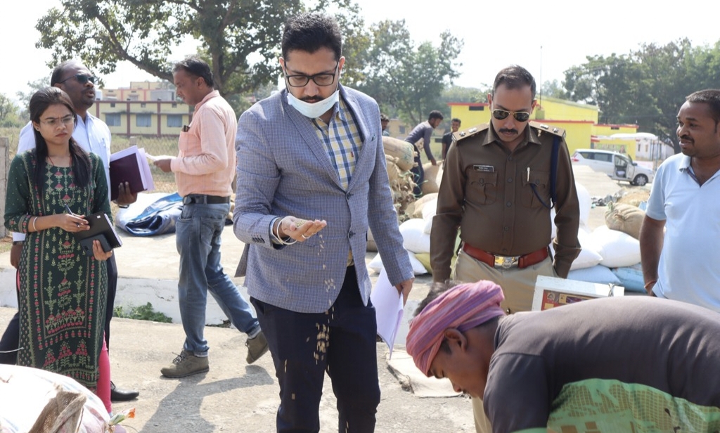 पोंडी, जिल्दा और बैमा धान खरीदी केंद्रों का औचक निरीक्षण, कलेक्टर ने अपने सामने कराया तौल और नमी की जांच&rsquo;