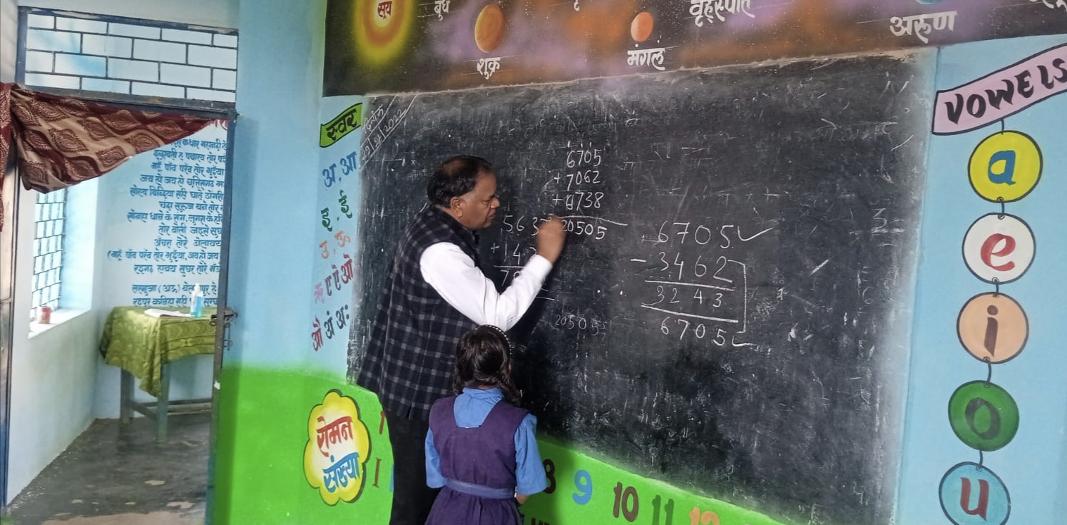 कलेक्टर श्री ध्रुव ने स्कूलों का मुआयना कर अध्ययन-अध्यापन का जायजा लिया