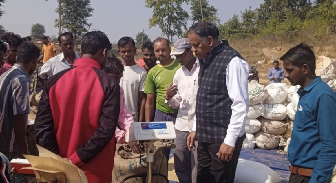 कलेक्टर ने धान खरीदी केन्द्रों का किया औचक निरीक्षण किसानों से चर्चा कर खरीदी व्यवस्था के बारे में जानकारी ली उपार्जित धान के उठाव में तेजी लाने के निर्देश