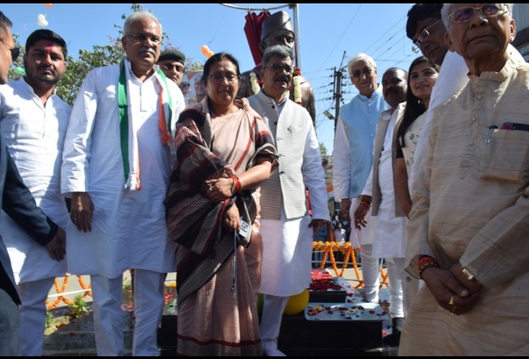 मुख्यमंत्री ने प्रदेश के प्रथम वित्त मंत्री कोरिया कुमार डॉ रामचंद्र सिंहदेव की प्रतिमा का किया अनावरण