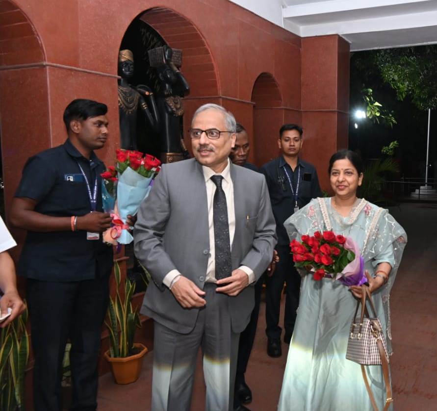 छत्तीसगढ़ उच्च न्यायालय के नवनियुक्त मुख्य न्यायाधीश श्री रमेश सिन्हा पहुंचे राजधानी रायपुर 29 मार्च को राजभवन में लेंगे शपथ