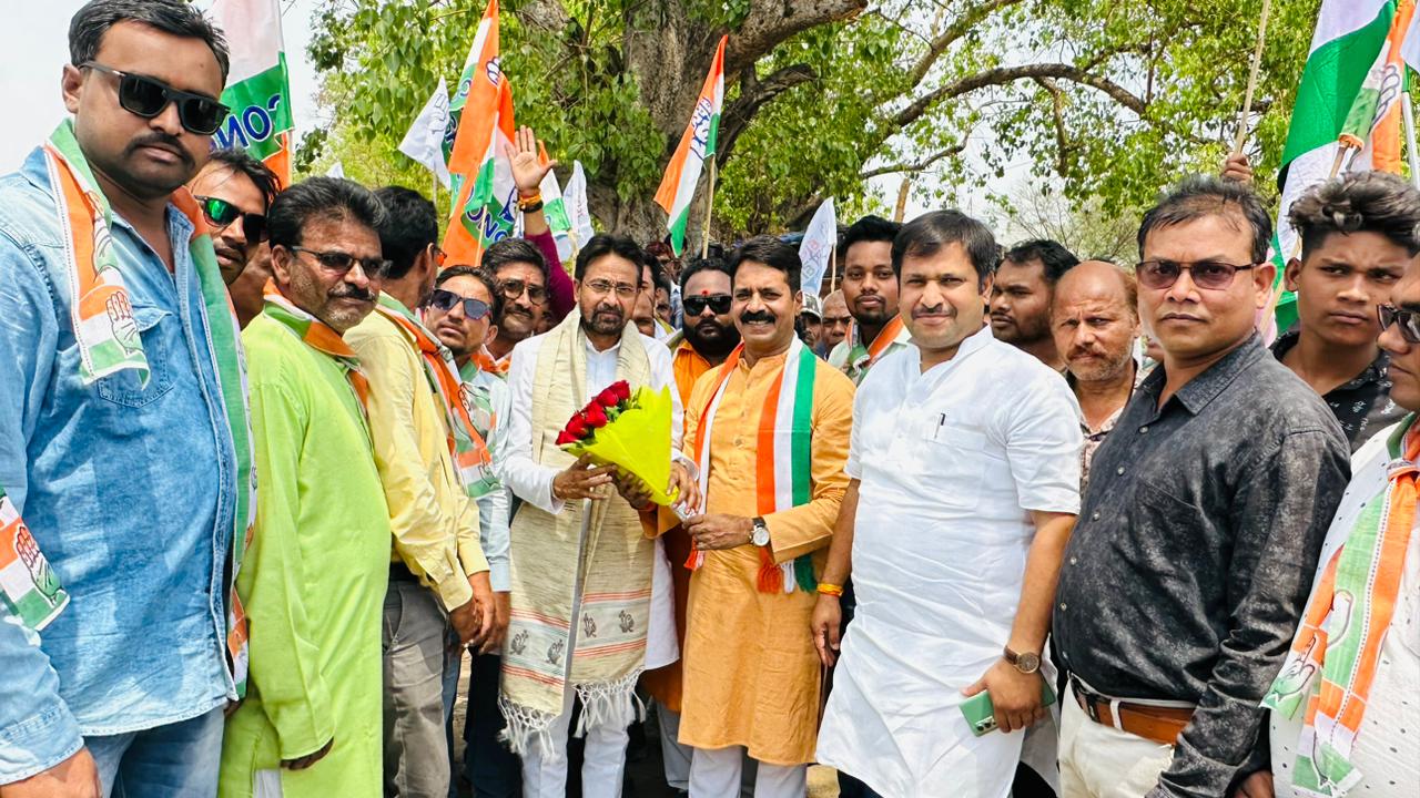 जांजगीर मे प्रदेश कांग्रेस कमेटी के सचिव इंजीनियर रवि पाण्डेय के नेतृत्व मे जांजगीर चांपा विधानसभा क्षेत्र के कार्यकर्ताओ के द्वारा  भव्य स्वागत 