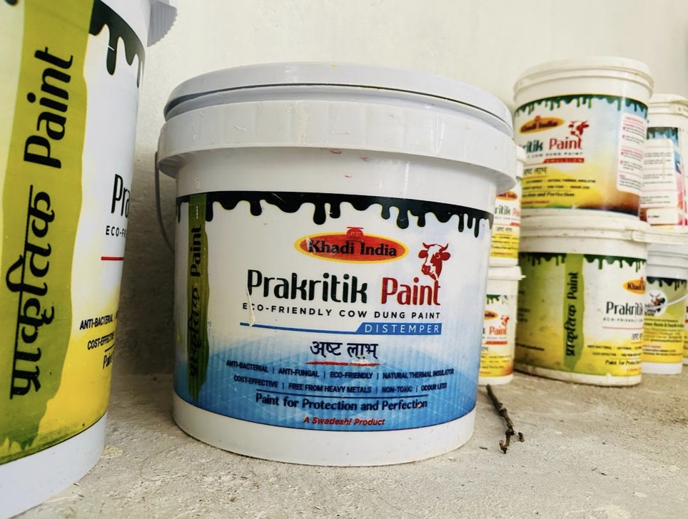 महिलाओं के जीवन में खुशहाली के रंग भर रहा गोबर से बना प्राकृतिक पेंट