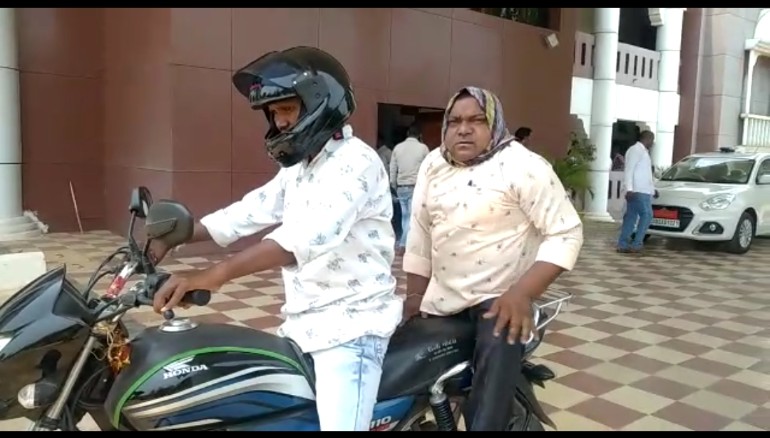 बेमेतरा जिला मुख्यालय पहुंचा दिव्यांग पिछले 1 साल से ट्राइसिकल के लिए लगा रहा कार्यालय के चक्कर             