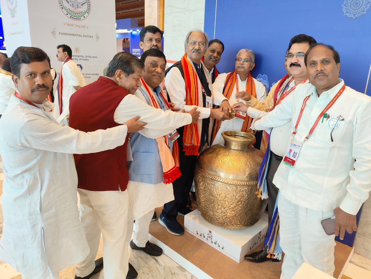 छत्तीसगढ़ के विधायकों ने यहां की पवित्र मिट्टी और महानदी का जल देश के नाम समर्पित किया।राष्ट्रीय विधायक सम्मेलन में शामिल हुए छत्तीसगढ़ के विधायक