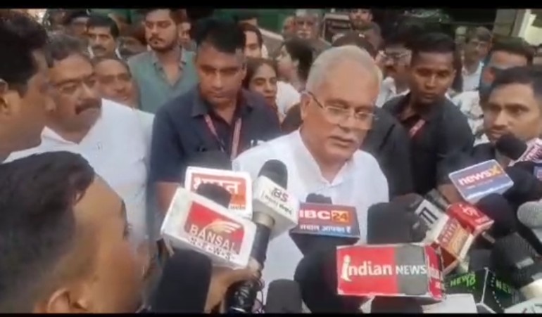 मुख्यमंत्री भूपेश बघेल पहुंचे बीजेपी के विधायक स्वर्गीय विद्या रतन भसीन के घर