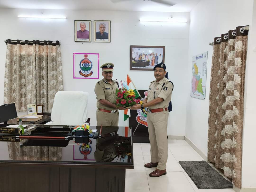 जिला सक्ती भ्रमण पर डीआईजी राम गोपाल गर्ग कलेक्टर-एसपी से भेंटकर लिये जिले की कानून व्यवस्था की जानकारी