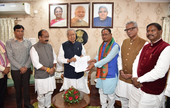 विष्णुदेव साय बने छत्तीसगढ़ के नए मुख्यमंत्री 54 विधायकों का समर्थन पत्र राज्यपाल को सौंपकर किया सरकार बनाने का दावा