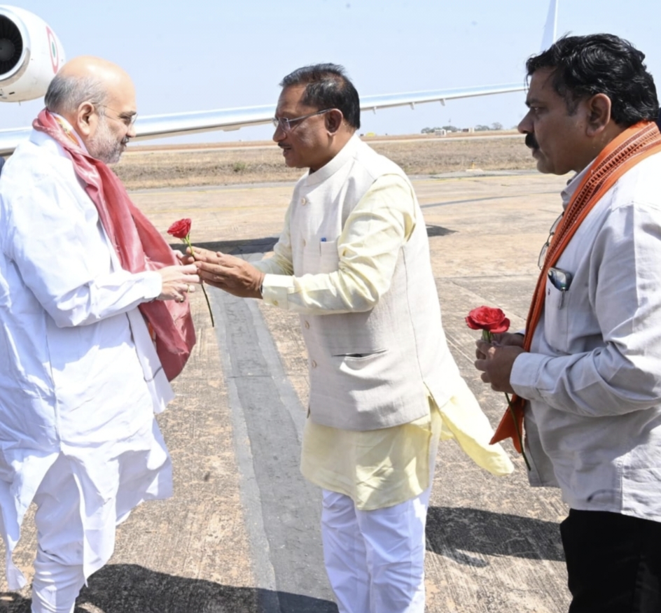 गृह मंत्री का आज छत्तीसगढ़ दौरा,गृह मंत्री अमित शाह पहुंचे रायपुर, छत्तीसगढ़ मुख्यमंत्री विष्णुदेव ने किया स्वागत