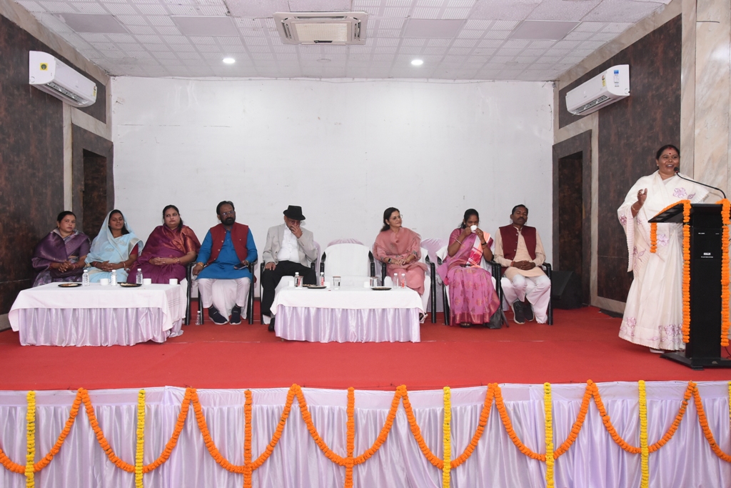 प्रधानमंत्री ने भगवान बिरसा मुंडा की 150वीं जयंती पर 6600 करोड़ की परियोजनाओं का किया लोकार्पण कोरिया में श्रीमती गोमती साय की उपस्थिति में हुआ जनजतीय गौरव दिवस का शुभारंभ