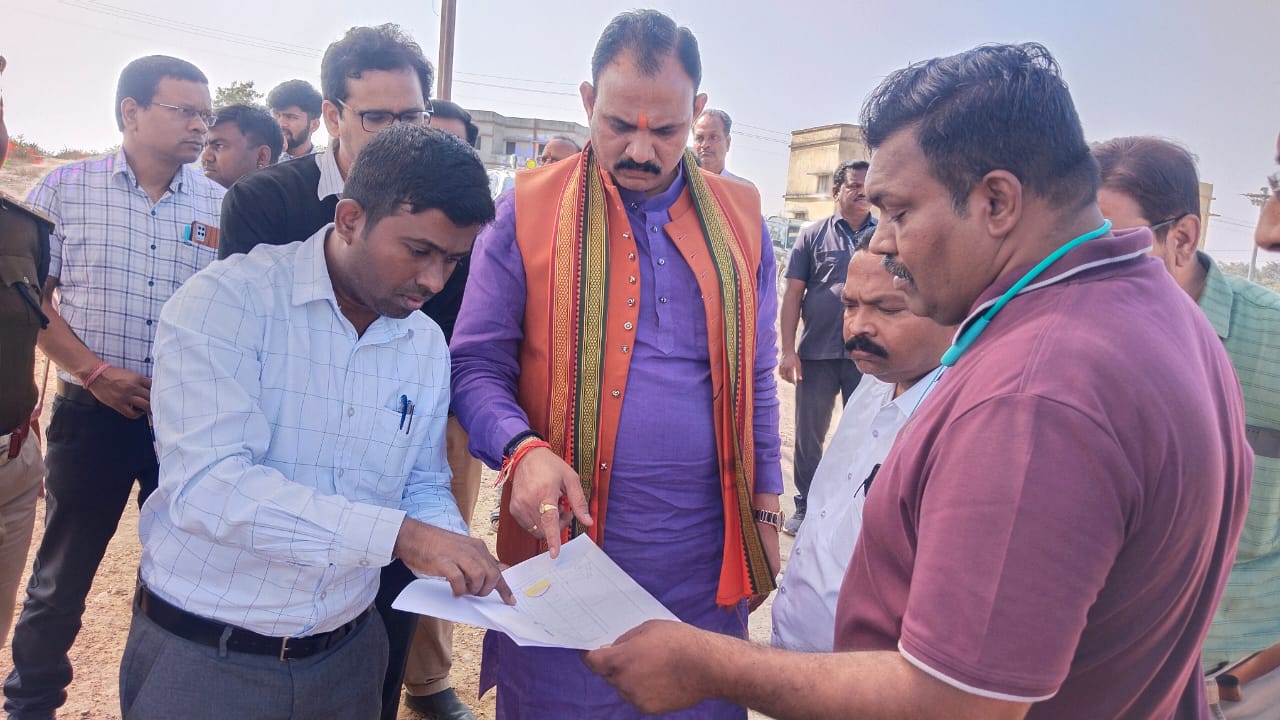 9 दिसंबर को चिरमिरी आयेंगे मुख्यमंत्री विष्णु देव साय, करेंगे जिला अस्पताल सहित विभिन्न कार्यों का लोकार्पण और भूमिपूजन अस्थाई जिला अस्पताल सहित कार्यक्रम स्थल का स्वास्थ्य मंत्री श्याम बिहारी जायसवाल ने अधिकारियों संग किया निरीक्षण